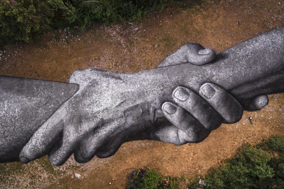 L'obra de l'artista Saype a vista d'ocell.