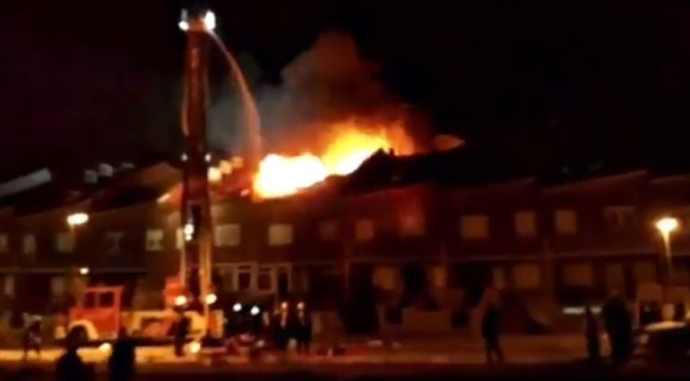 Los bomberos tuvieron que trabajar en la zona hasta las tres y media de la madrugada