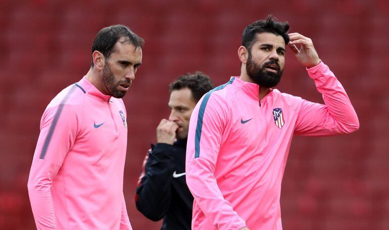 Godín y Diego Costa, en el entrenamiento de la víspera del Arsenal - Atlético.