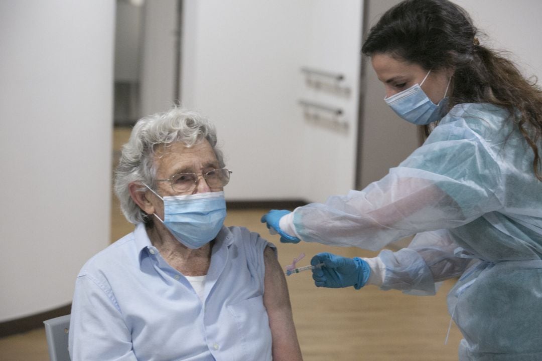 Vacuna administrada por una sanitaria en Asturias.