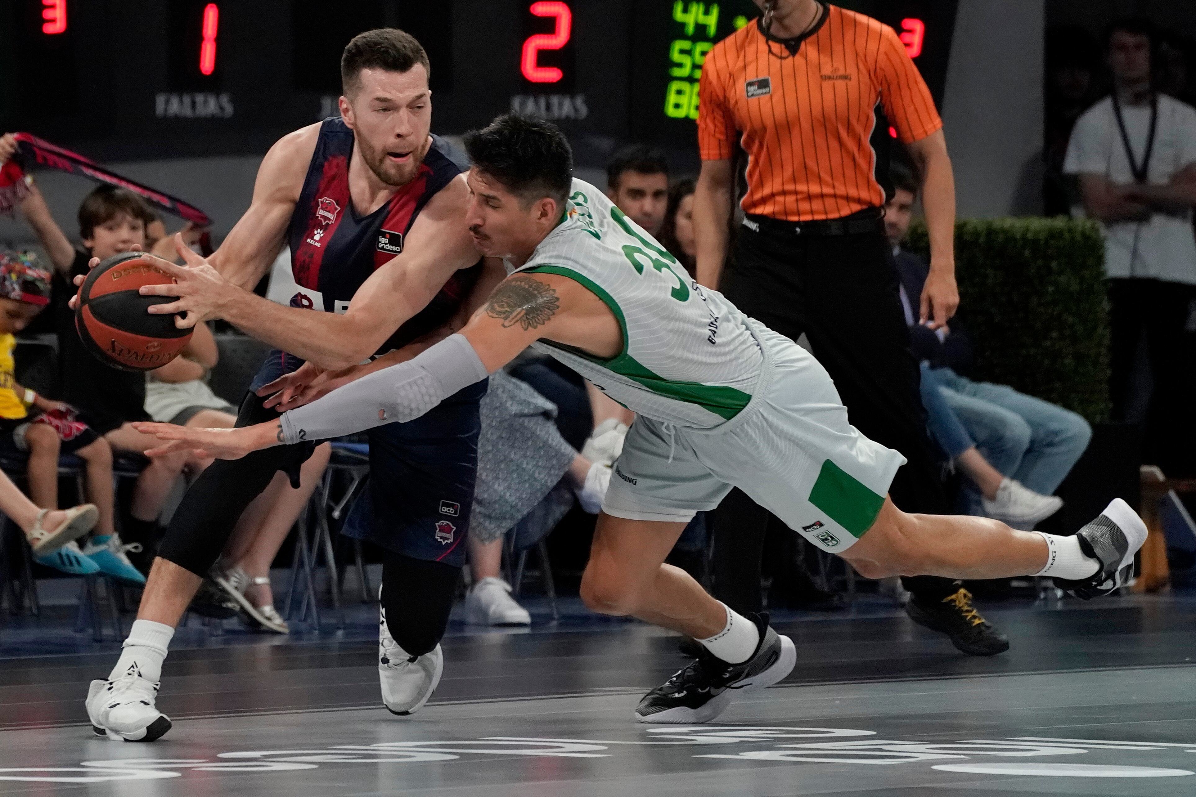 Alec Peters disputa el balón ante su compatriota Derek Willis, ala-pívot del Joventut, durante el partido correspondiente a la jornada 34. EFE / L. Rico