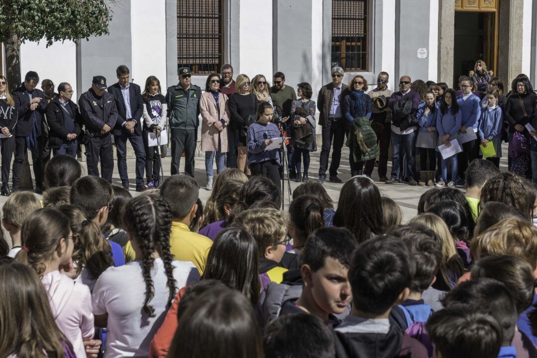 Lectura del manifiesto en el acto central del 8M en la Plaza Mayor de Baza