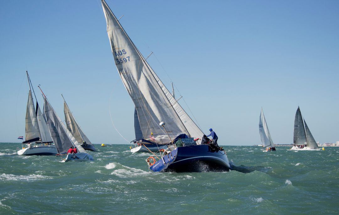 Embarcaciones participando en la Liga de Cruceros de Puerto Sherry