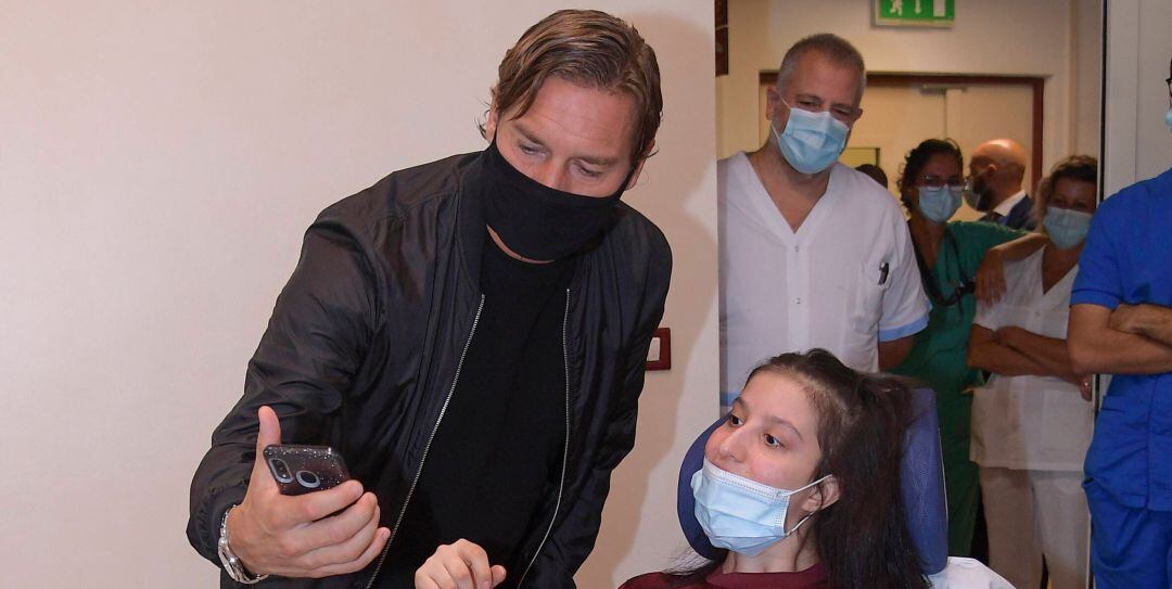 Francesco Totti e Ilenia Matilli, en el Hospital Gemelli de Roma