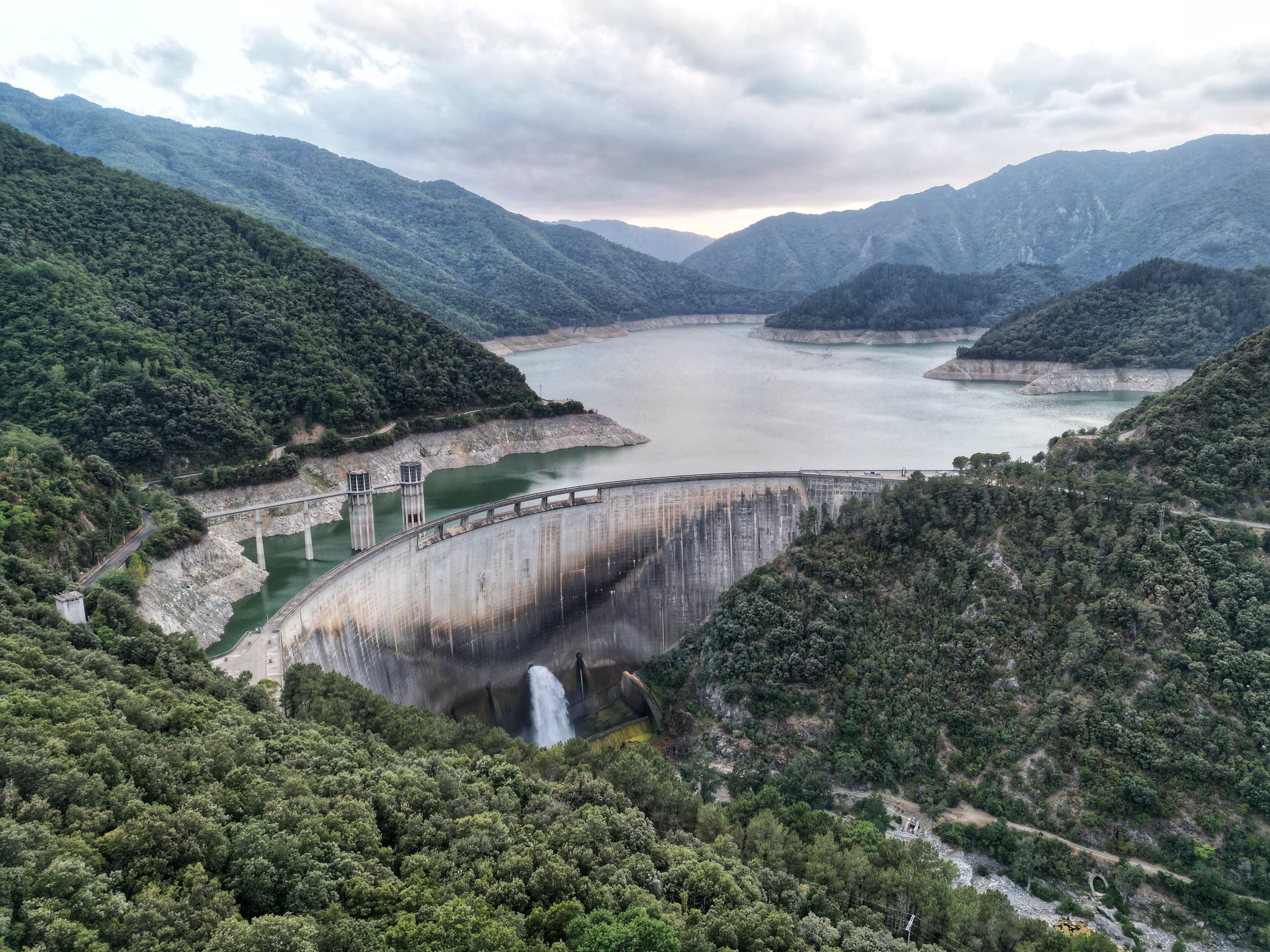 Vista aérea del pantano de Susqueda, Girona, donde puede apreciarse la bajada del nivel del agua provocado por la sequía