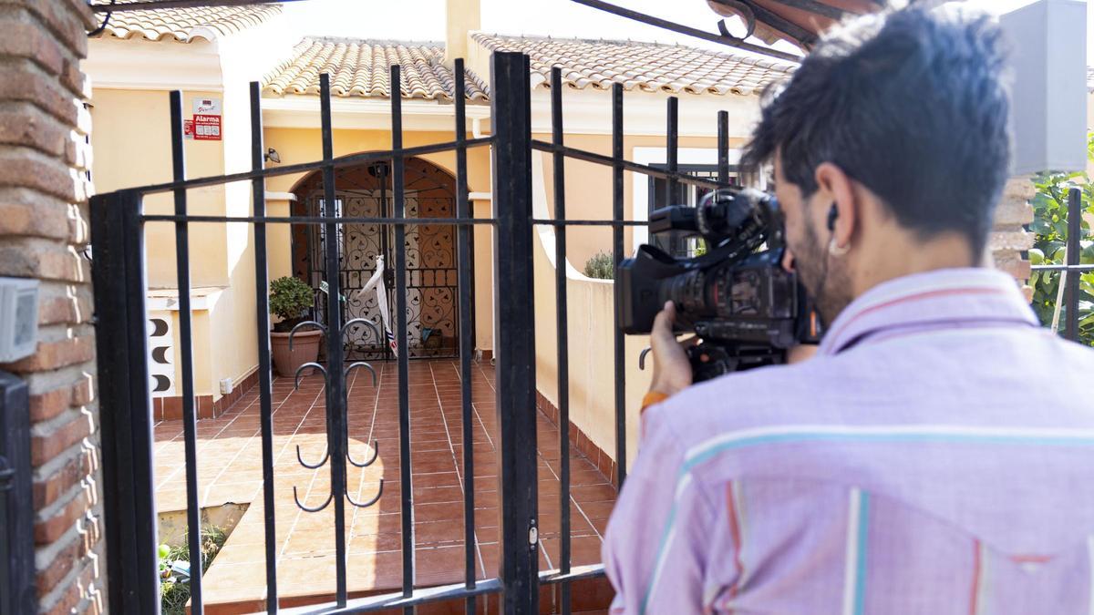 Un cámara graba el exterior de la vivienda donde ha sido detenido un hombre presuntamente relacionado con la mujer encontrada muerta en Mijas