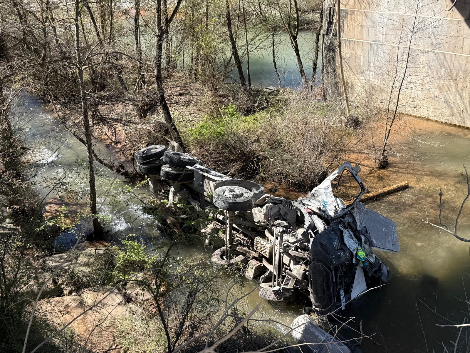 Una formigonera cau per un barranc a la C-1412 entre Tremp i Vilamitjana. Foto: ACN.