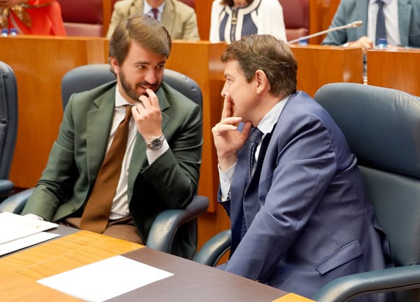 Vicepresidente y presidente de la Junta durante un pleno en el parlamento autonómico