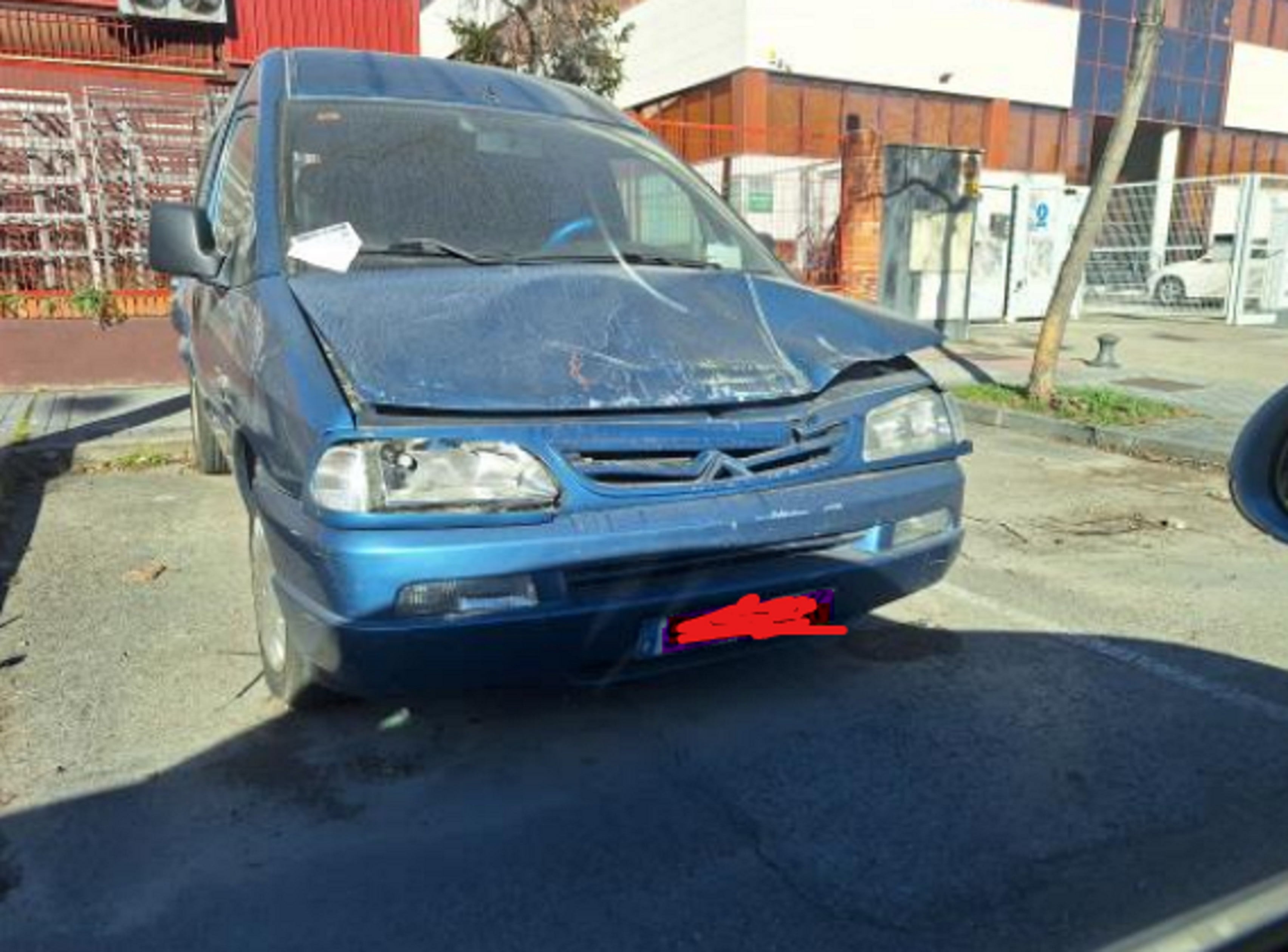 Coche abandonado en el Polígono Industrial de Alcobendas