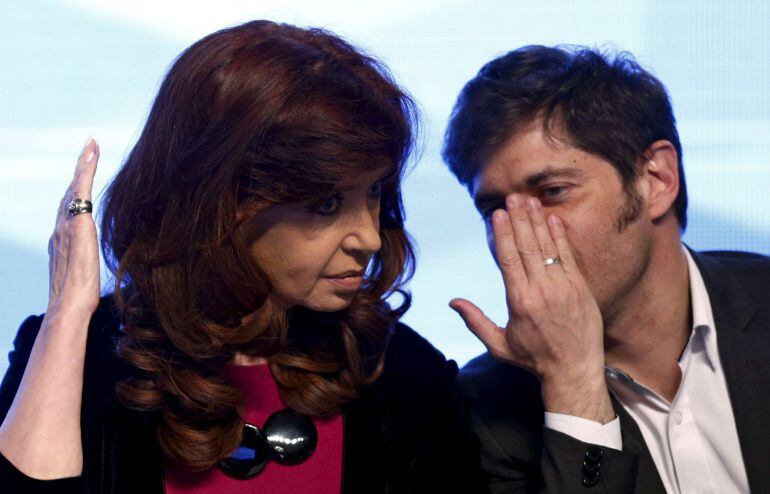 La presidenta Cristina Fernandez de Kirchner escucha a su ministro de Economía Axel Kicillof