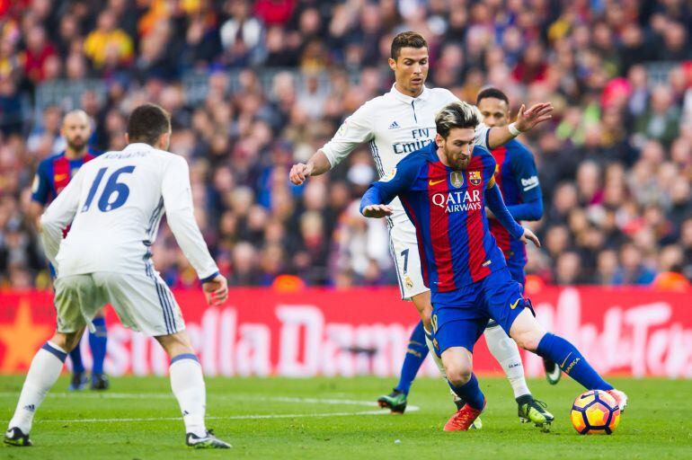 Cristiano Ronaldo persigue a Messi durante el último Clásico en el Camp Nou