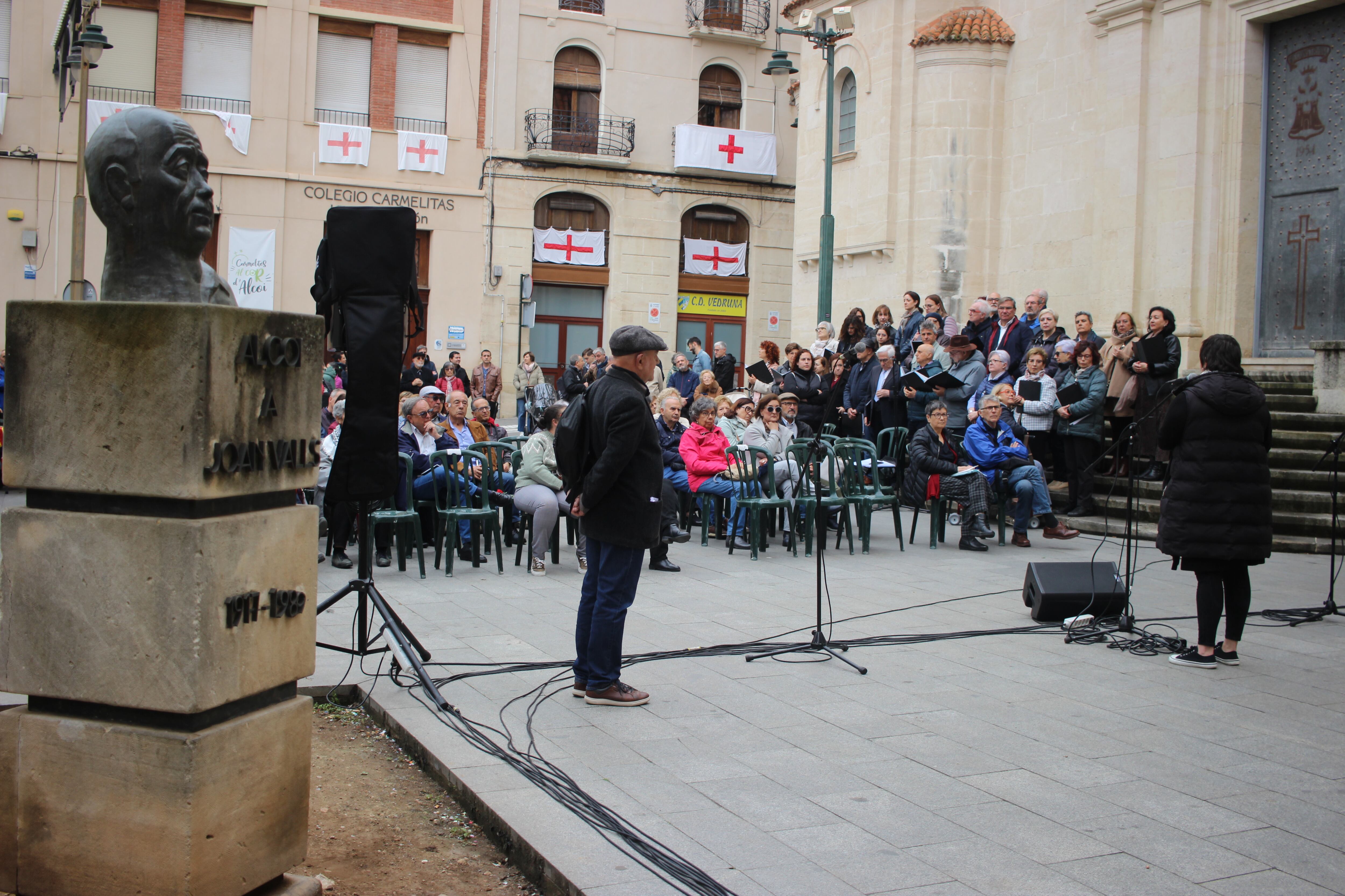 El monument a Joan Valls en la Placeta del Fossar va presidir l'acte d'homenatge a l'escriptor alcoià