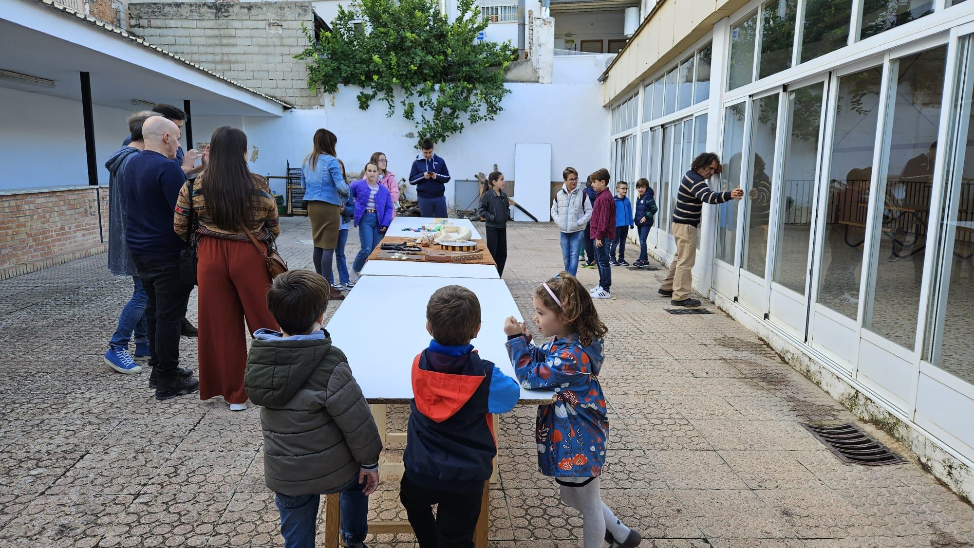 Momento de inicio de los talleres didácticos para niños y niñas