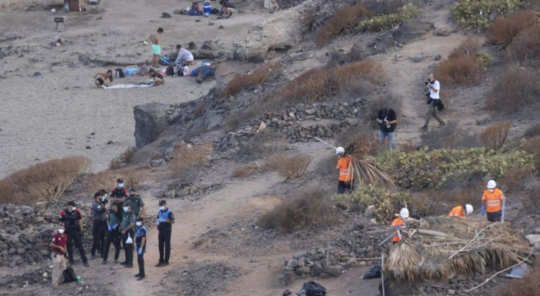 La Polciia Local durante un desalojo en el sur de Tenerife. 