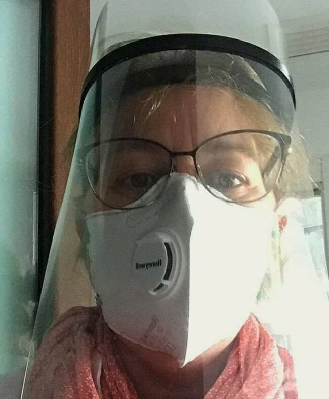 Pura Quintero en su farmacia de Zuheros