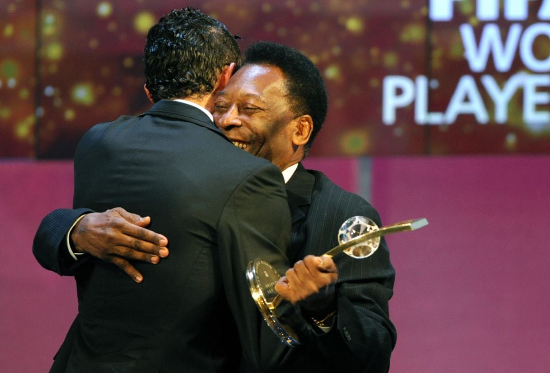 Pelé abraza a Cristiano en una gala del Balón de Oro.