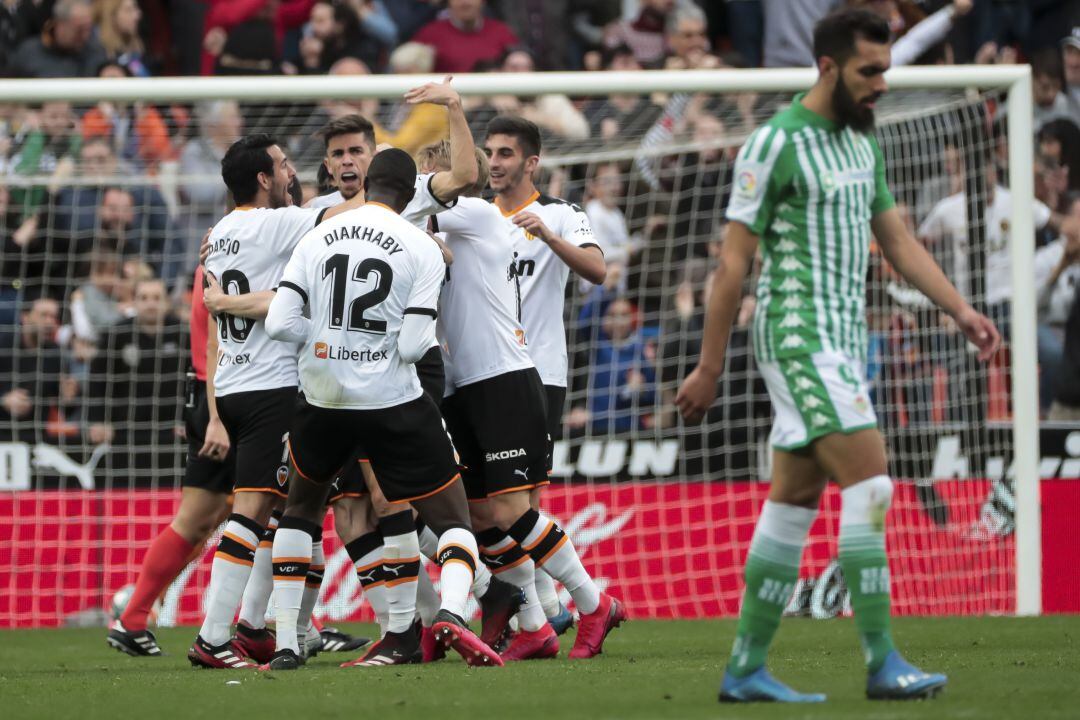 Los jugadores del Valencia celebran un gol en la Liga.