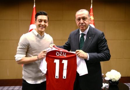 Ozil, posando con Erdogan