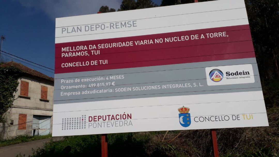 Cartel de la obra del Plan Depo-Remse que se realizará en la zona cero de Paramos en Tui. 