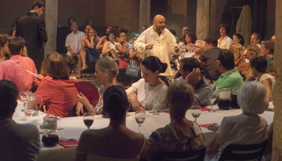 Imagen de la obra &quot;El Banquete&quot;, que se está representando en el Patio de Fúcares 