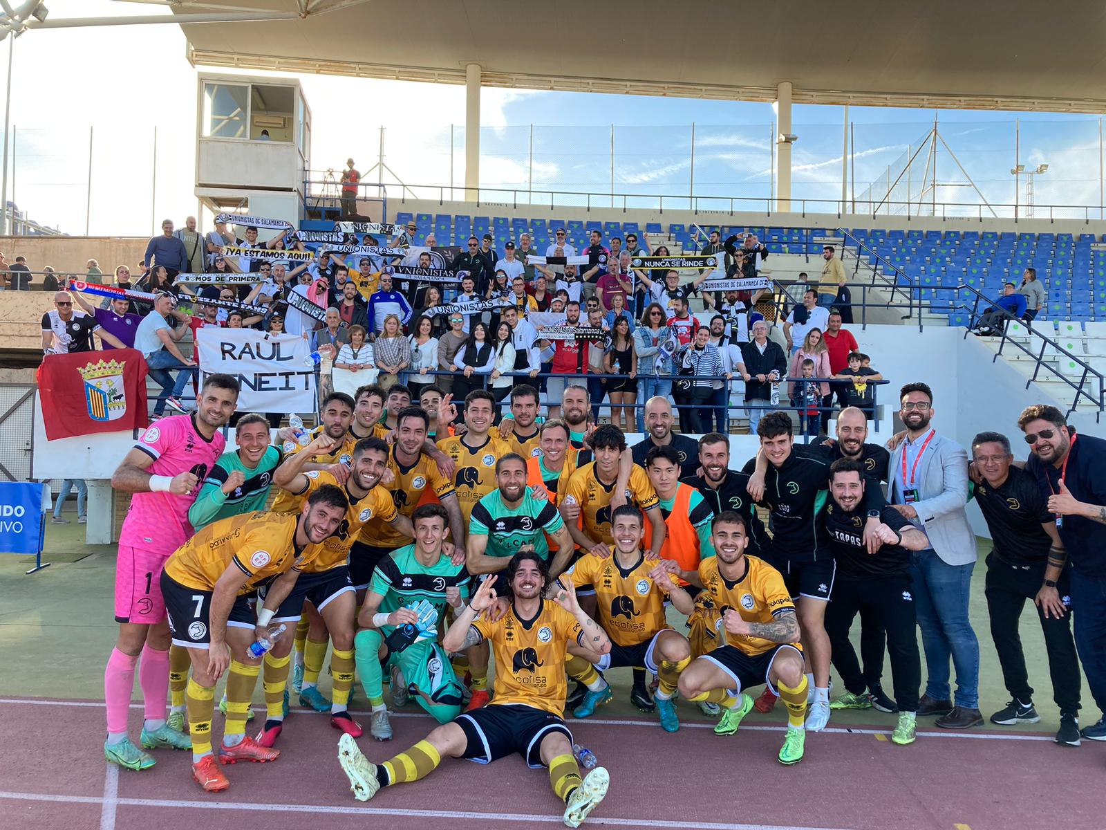 Unionistas celebra con su afición el triunfo ante el San Fernando CD/ Unionistas CF