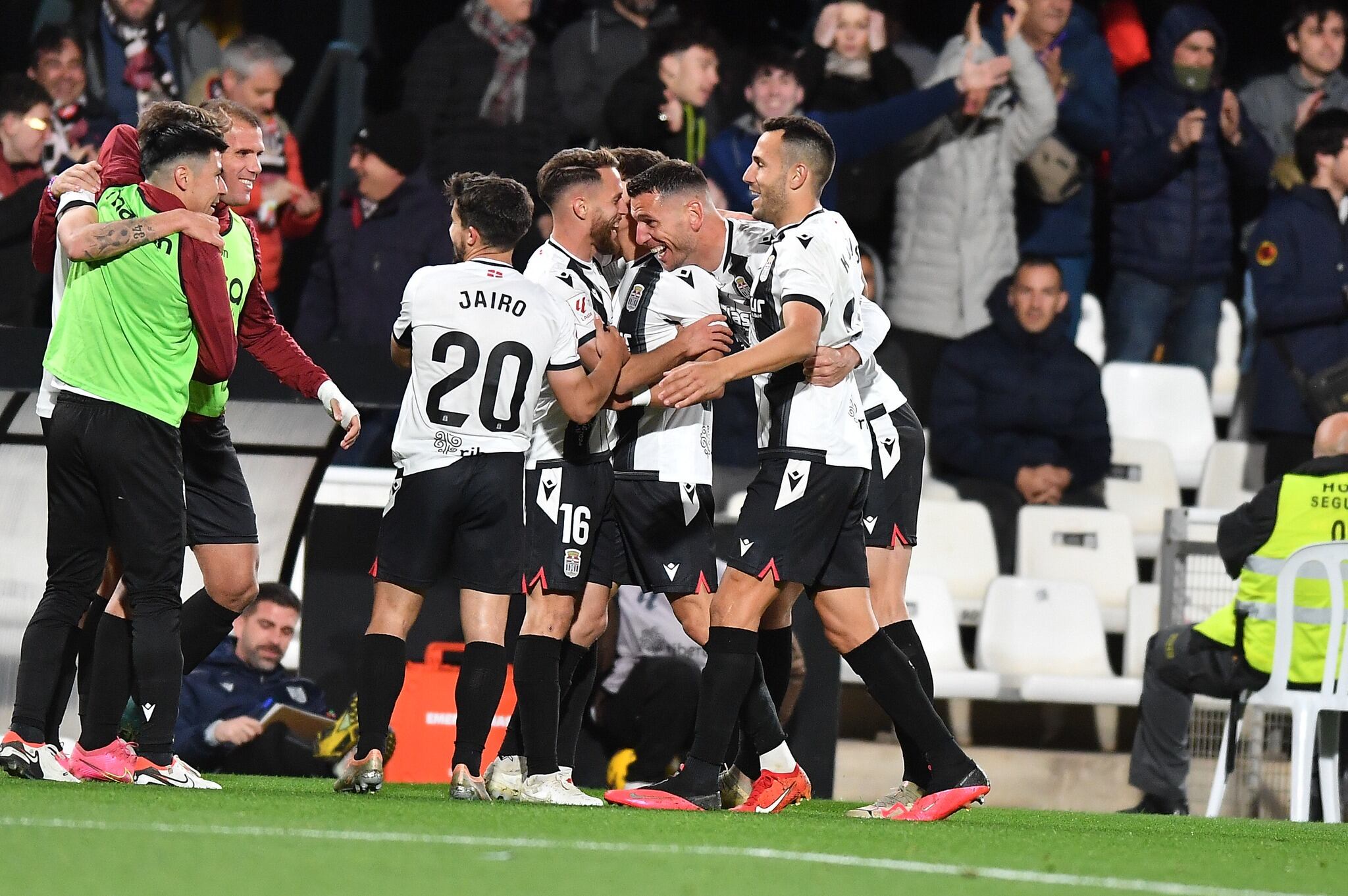 La plantilla del Cartagena celebra el gol de la victoria ante el Racing de Ferrol