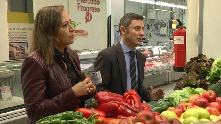 Los populares Elena Muñoz y Miguel Fidalgo han visita el Mercado de O Progreso para solicitar su apertura