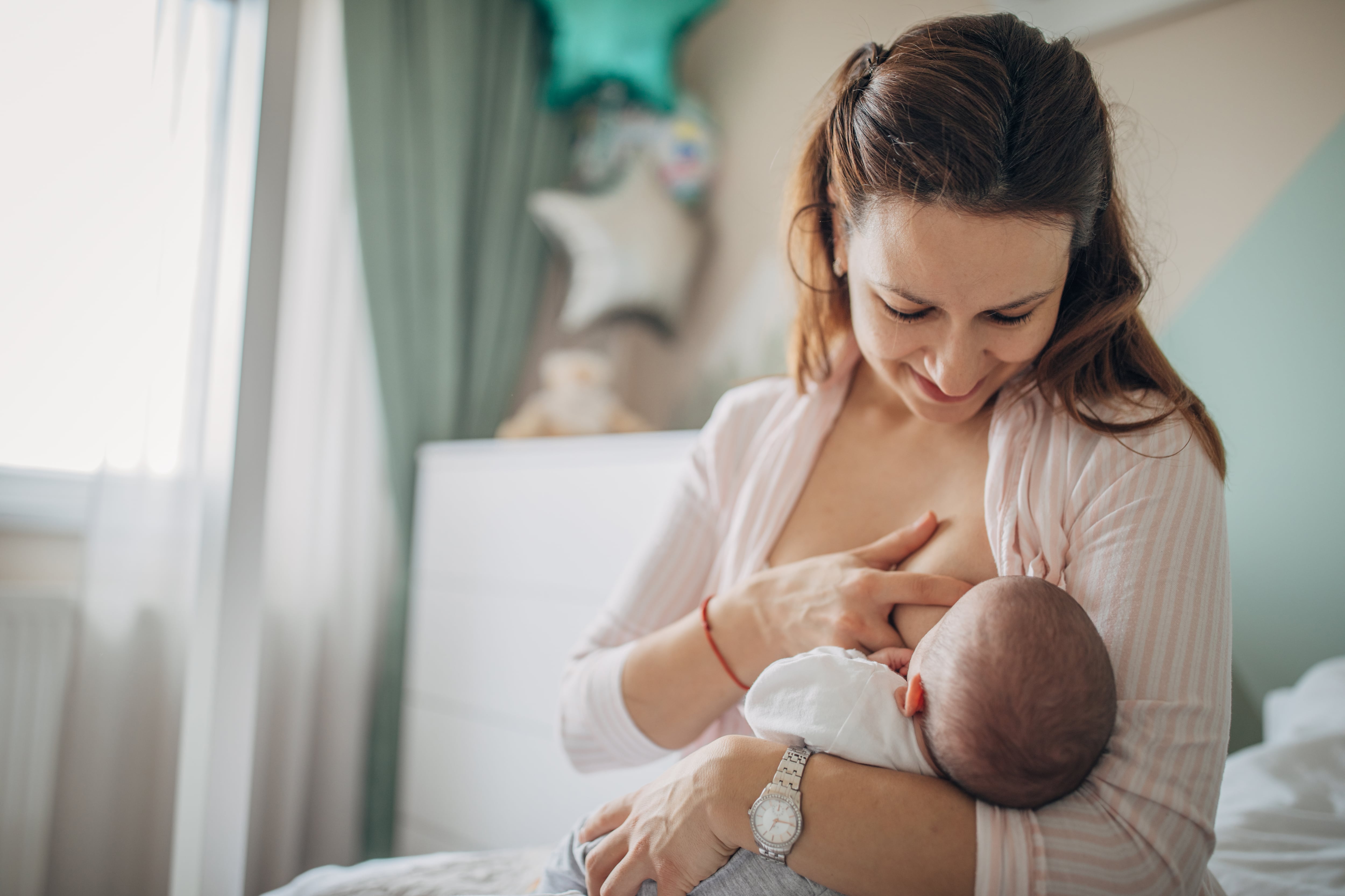 Una madre alimenta a un bebé.