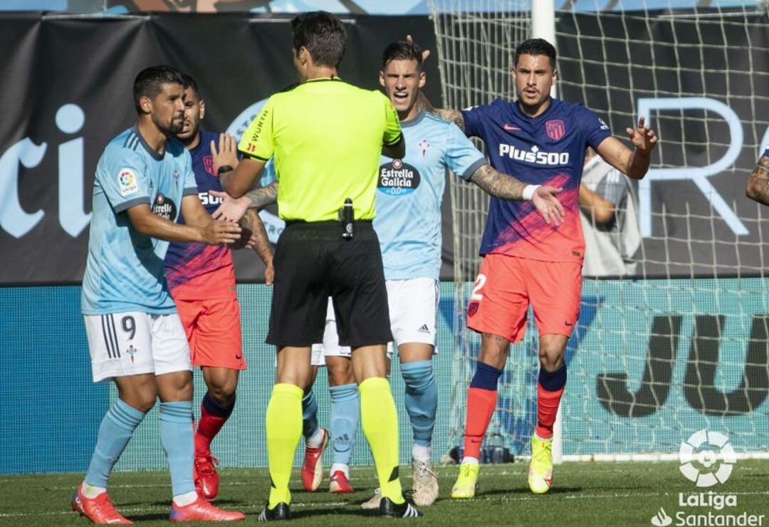 Jugadores del Celta - Atlético reclamando al árbitro una acción polémica.