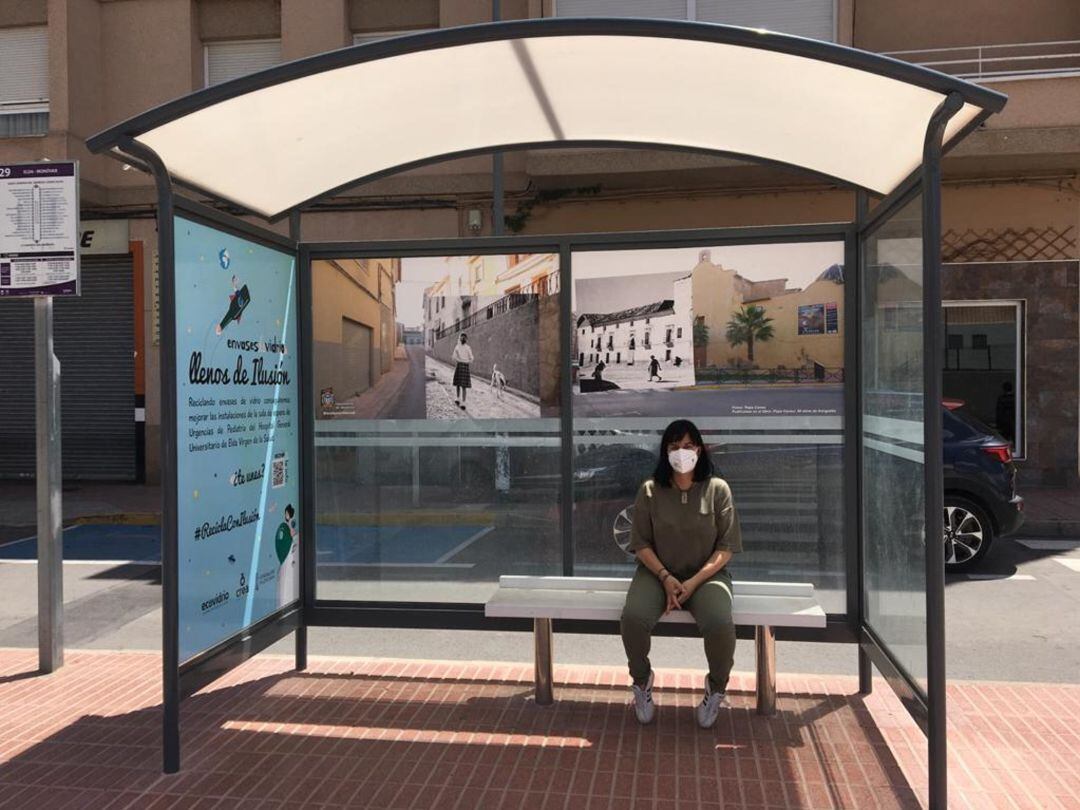 Júlia Tortosa, concejala de Cultura de Monóvar en una de las paradas de autobuses