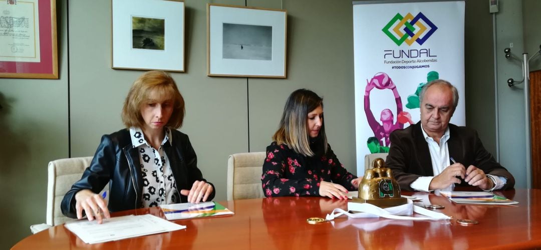 La concejal de Deportes del Ayuntamiento, María Espín; el presidente del Club Baloncesto Alcobendas, Vicente Hontangas; y la directora de Marketing de Packlink, Noelia Lázaro