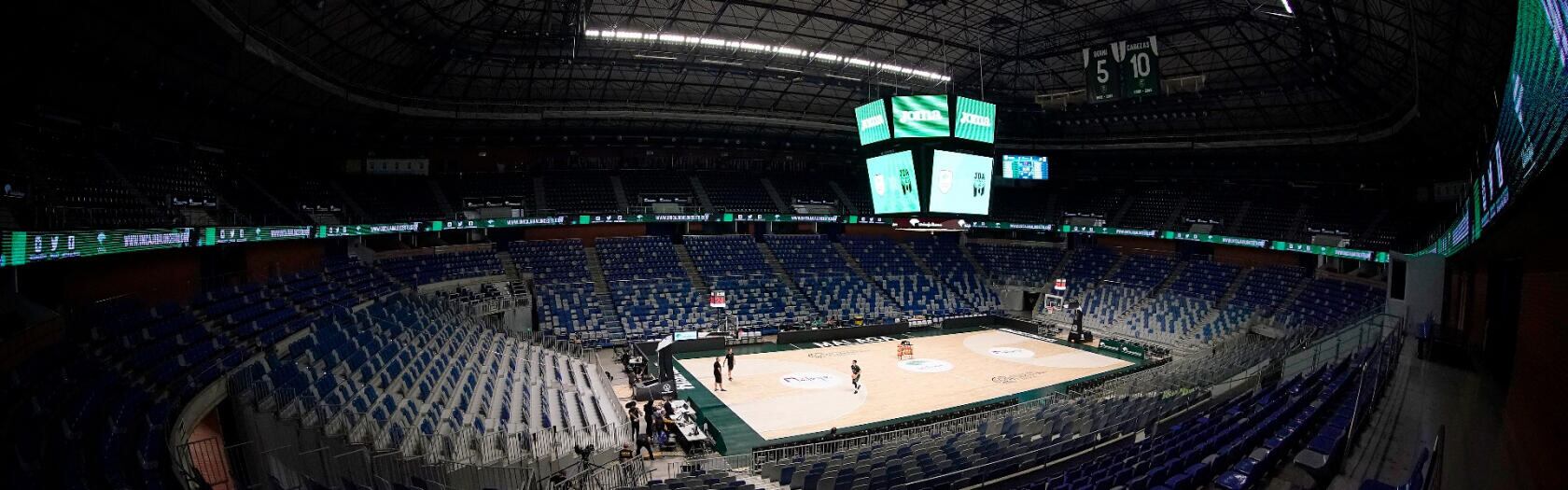 Jugadores del Unicaja entrenan en el Carpena