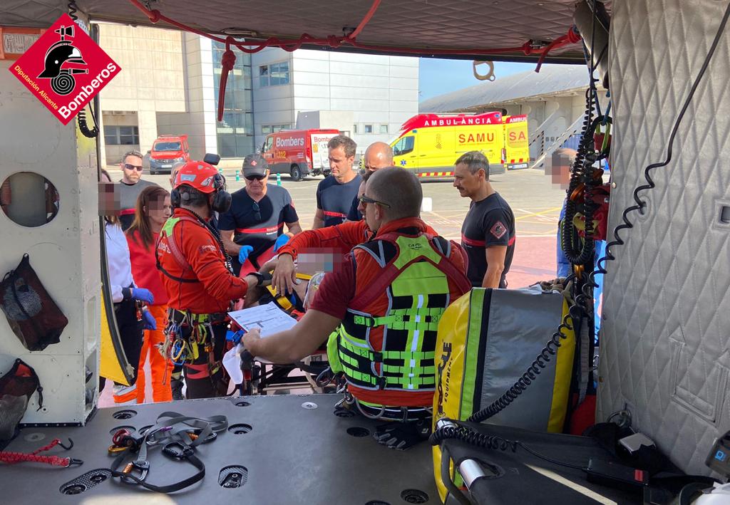 Momento del operativo de los bomberos