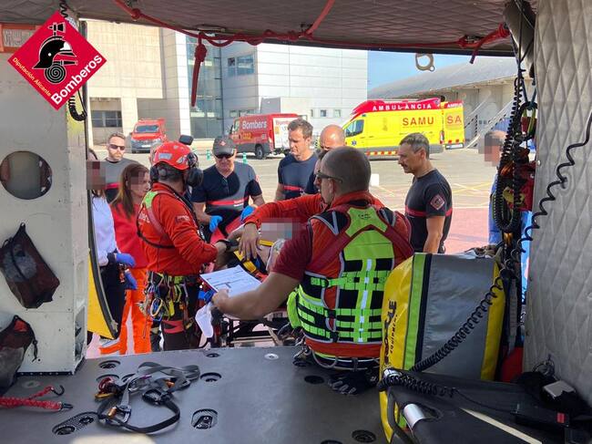 Momento del operativo de los bomberos