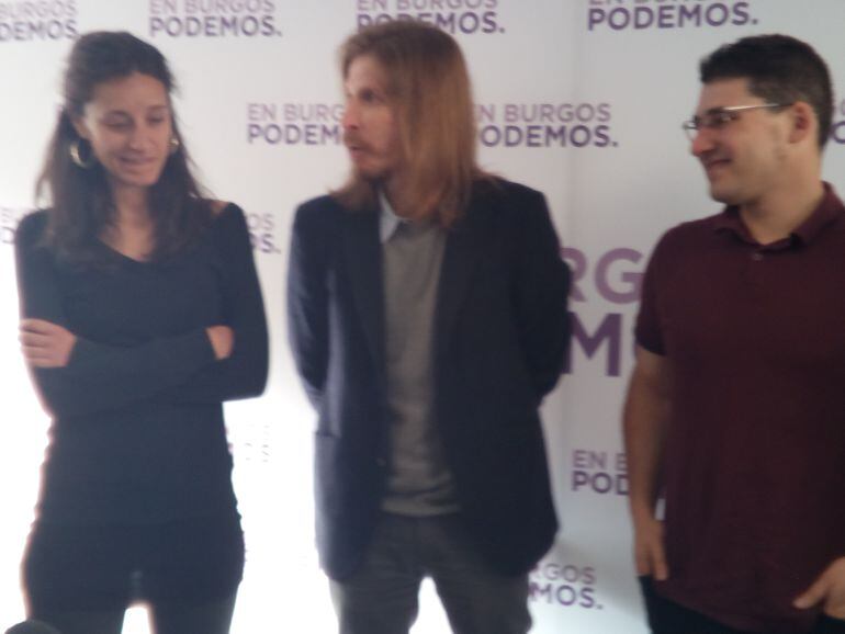 Los dos concejales que saldrán del grupo Imagina Burgos con el secretario autonómico de Podemos, Pablo Fernández