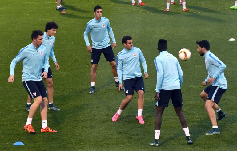 GRA325. LEZAMA (BIZKAIA), 04/11/2015.- Los defensas del Athletic Club de Bilbao Eneko Bóveda (d) y el francés Aymeric Laporte (i), con otros jugadores, durante el entrenamiento hoy del equipo en Lezama previo al partido de mañana frente al FK Partizan de Belgrado en San Mamés dentro de la fase de grupos de la Liga Europa. EFE/Miguel Toña