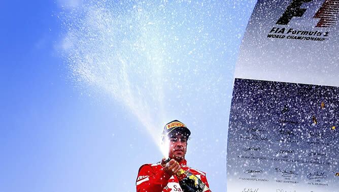 El piloto español de Fórmula Uno Fernando Alonso, de Ferrari, celebra en el podio su victoria en el Gran Premio de Alemania