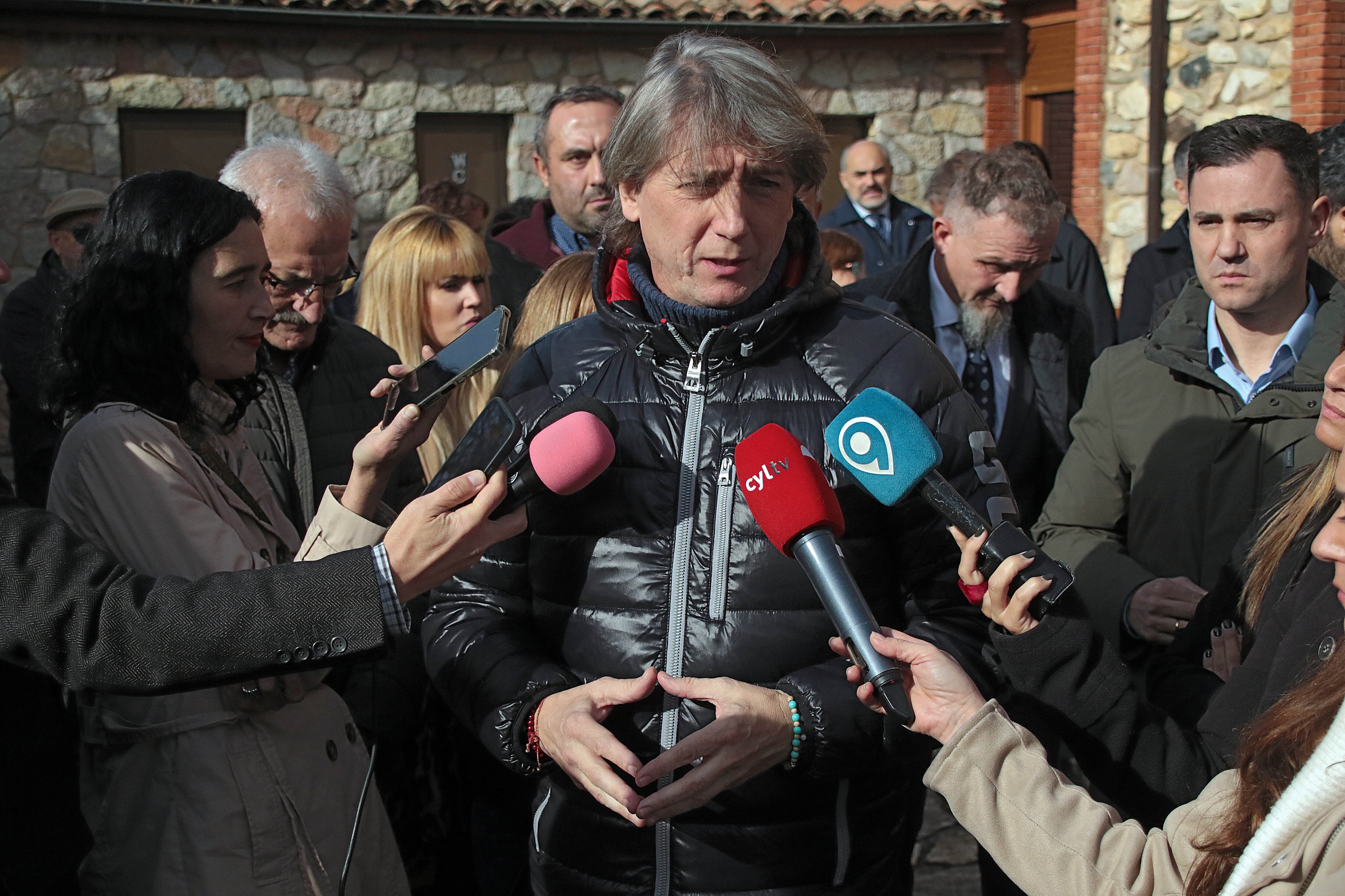 Vegacervera (León) celebra su XXXIV Feria de la Cecina de Chivo de Vegacervera a la que asisten el delegado del Gobierno, Nicanor Sen, y el secretario general del PSOE de Castilla y León y candidato a la Presidencia de la Junta, Carlos Martínez