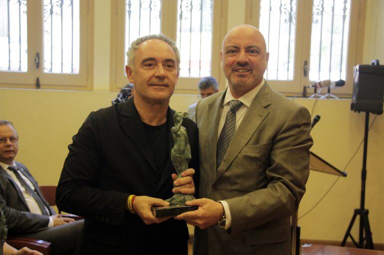 Xavier Sanllehí, en una foto d'arxiu, al costat del cuiner Ferran Adrià