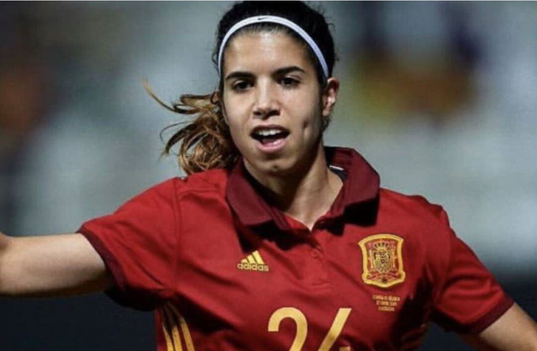 Alba Redondo celebra un gol con España