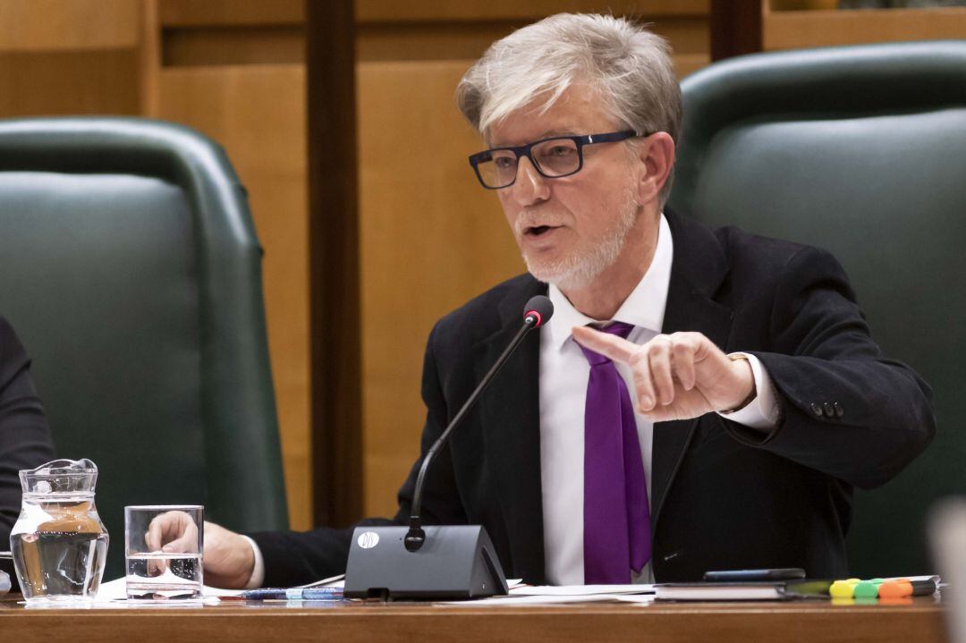 El alcalde de Zaragoza, Pedro Santisteve, durante una intervención en el debate del estado de la ciudad