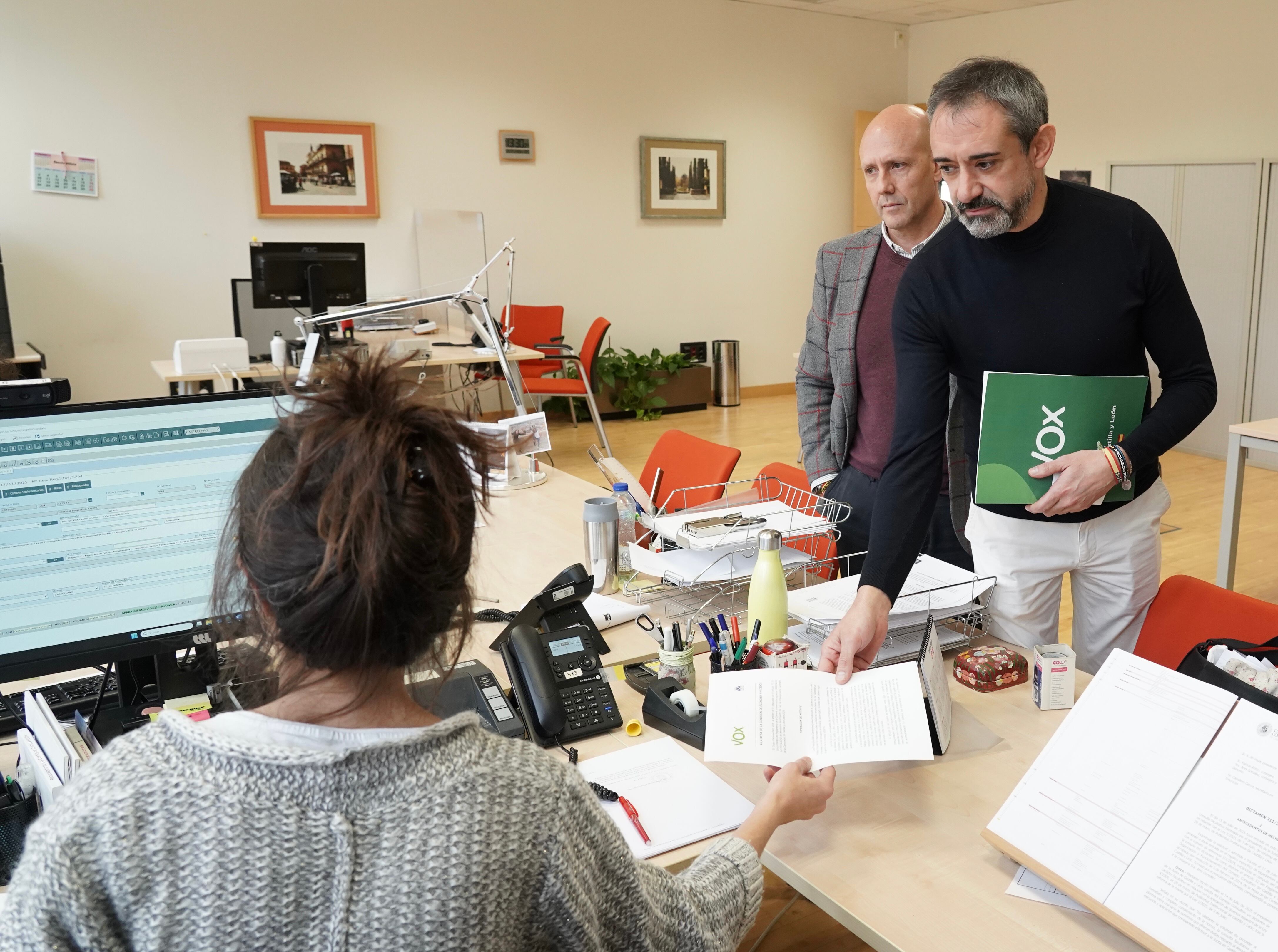 El portavoz parlamentario de Vox, David Hierro, registra la Enmienda a la totalidad a los presupuestos en las Cortes