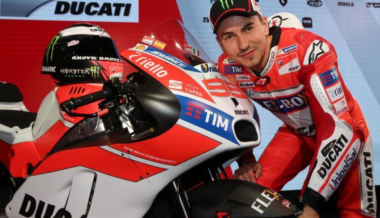 El piloto español de MotoGP Jorge Lorenzo posa con su nueva moto durante la presentación del equipo Ducati de la temporada 2017.