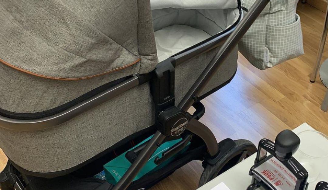 La concejala del PSOE ha publicado esta imagen del coche de bebé en su despacho en el Ayuntamiento de Murcia mientras ella tiene que estar en el pleno