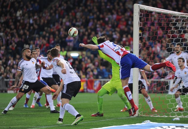 MADRID, SPAIN - MARCH 08:  Diego Godin of Club Atletico de Madrid heads the ball during the Lia Liga match between Club Atletico de Madrid and Valencia CF at Vicente Calderon Stadium on March 8, 2015 in Madrid, Spain.  (Photo by Denis Doyle/Getty Images)