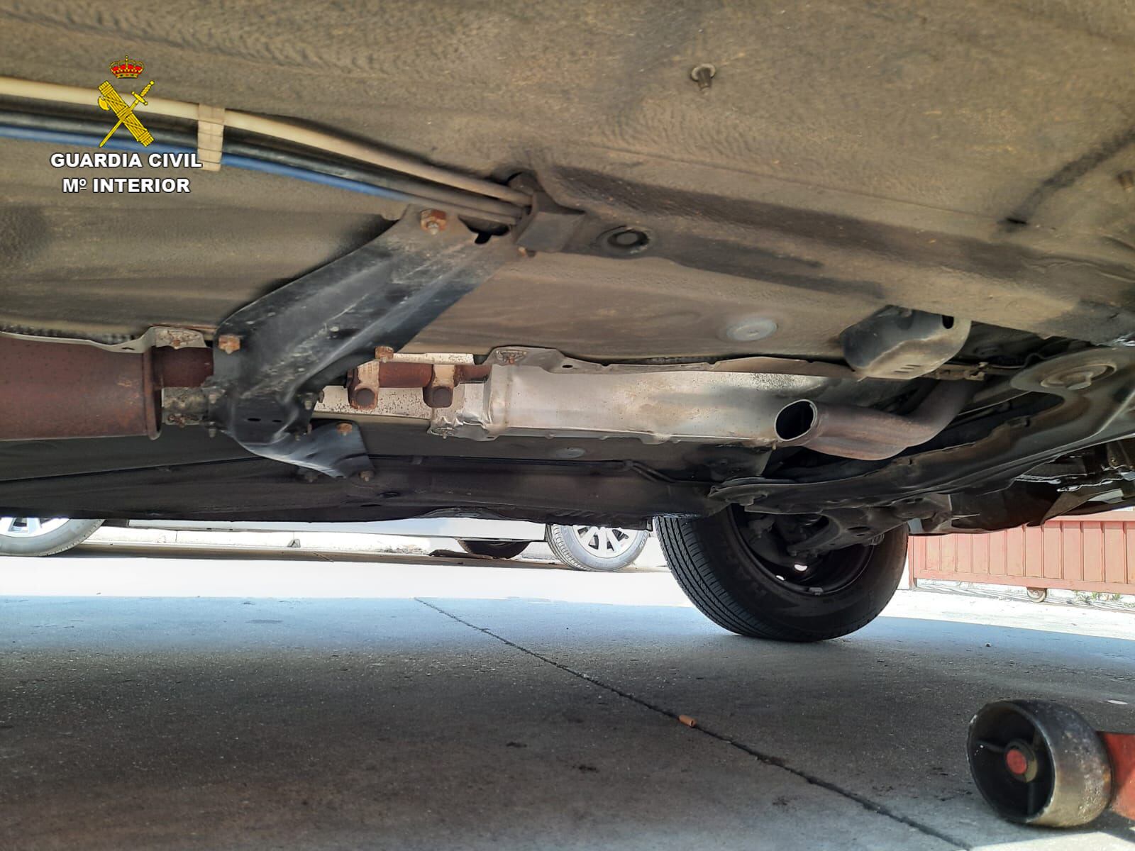 Parte inferior de un coche con el catalizador extraído