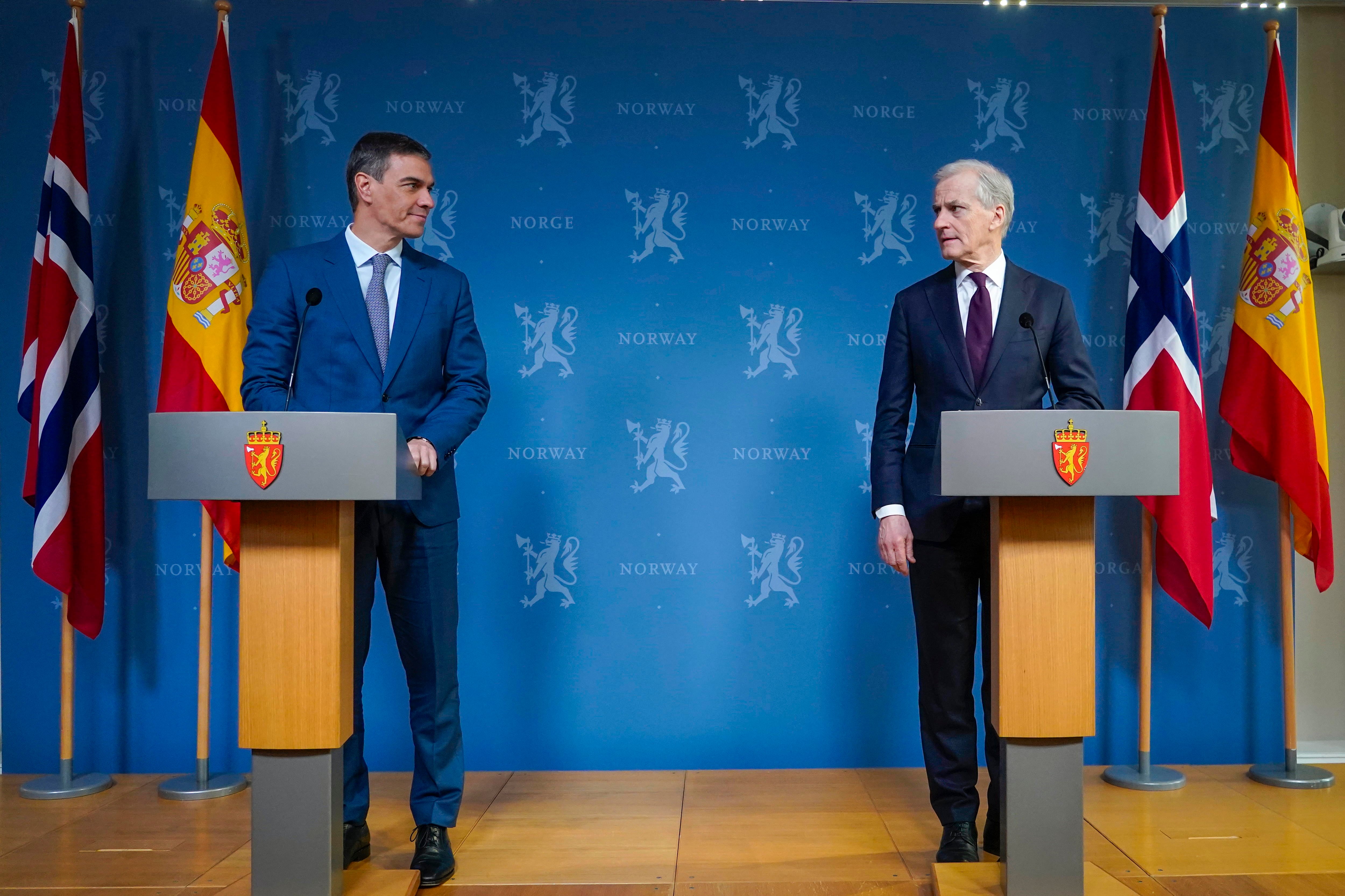 El presidente español, Pedro Sánchez (L) y el primer ministro noruego, Jonas Gahr Stoere, tras su reunión este viernes en Oslo