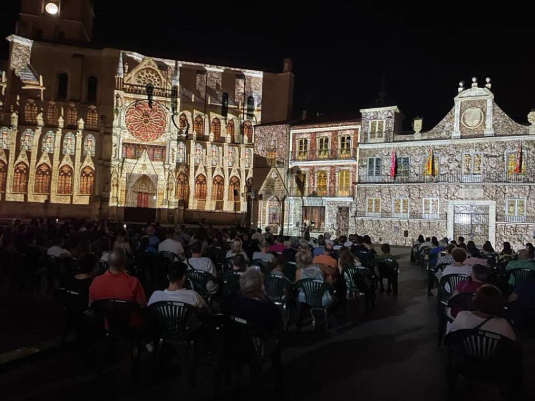 Las sesiones de mapping cuentan con numeroso público en la Plaza Mayor de Medina