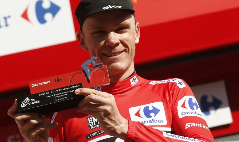 Chris Froome, en el podio con el maillot rojo de líder de la clasificación general.