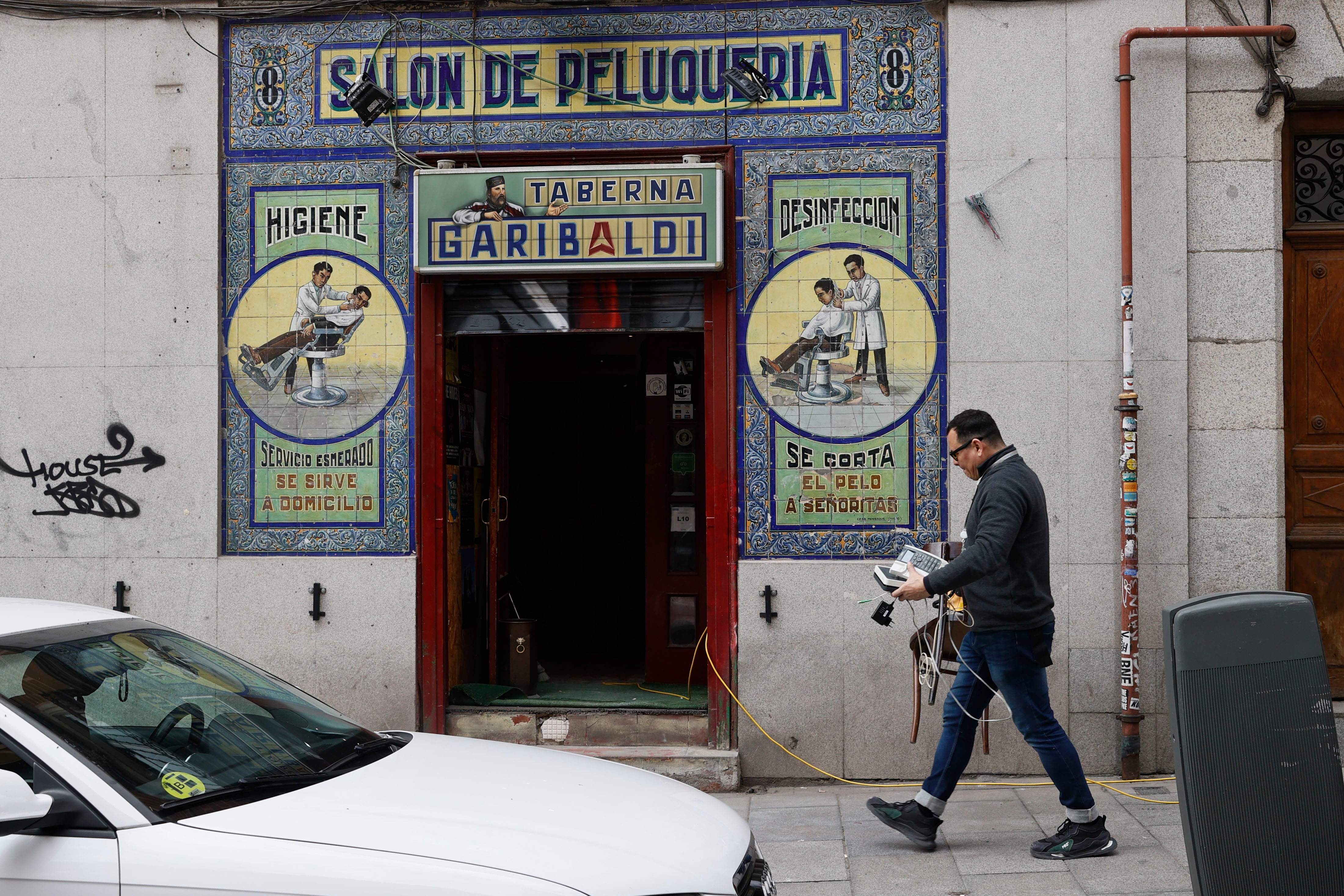 El exvicepresidente del Gobierno y fundador de Podemos Pablo Iglesias abrirá próximamente un bar en el popular barrio madrileño de Lavapiés, bautizado como Taberna Garibaldi, con una carta de cócteles y comidas que es todo un guiño a figuras y símbolos de la izquierda española e internacional.